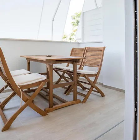 Lovely In With Kitchen Apartment *